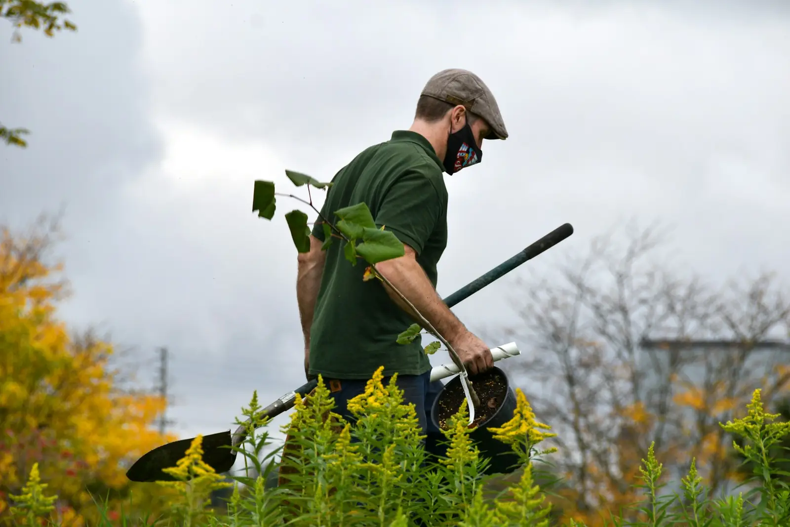 Jardinier en tenue verte au travail dans un jardin