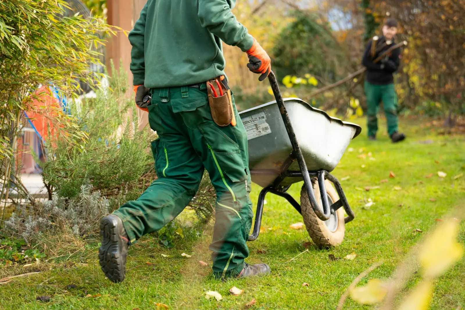 Jardiniers en tenue de travail avec une brouette