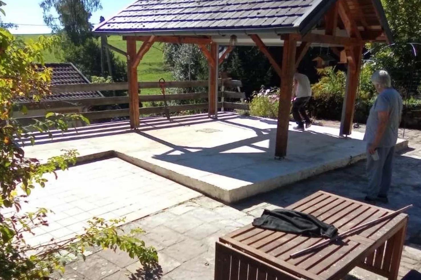 La même terrasse après l’intervention, nettoyée et dégagée