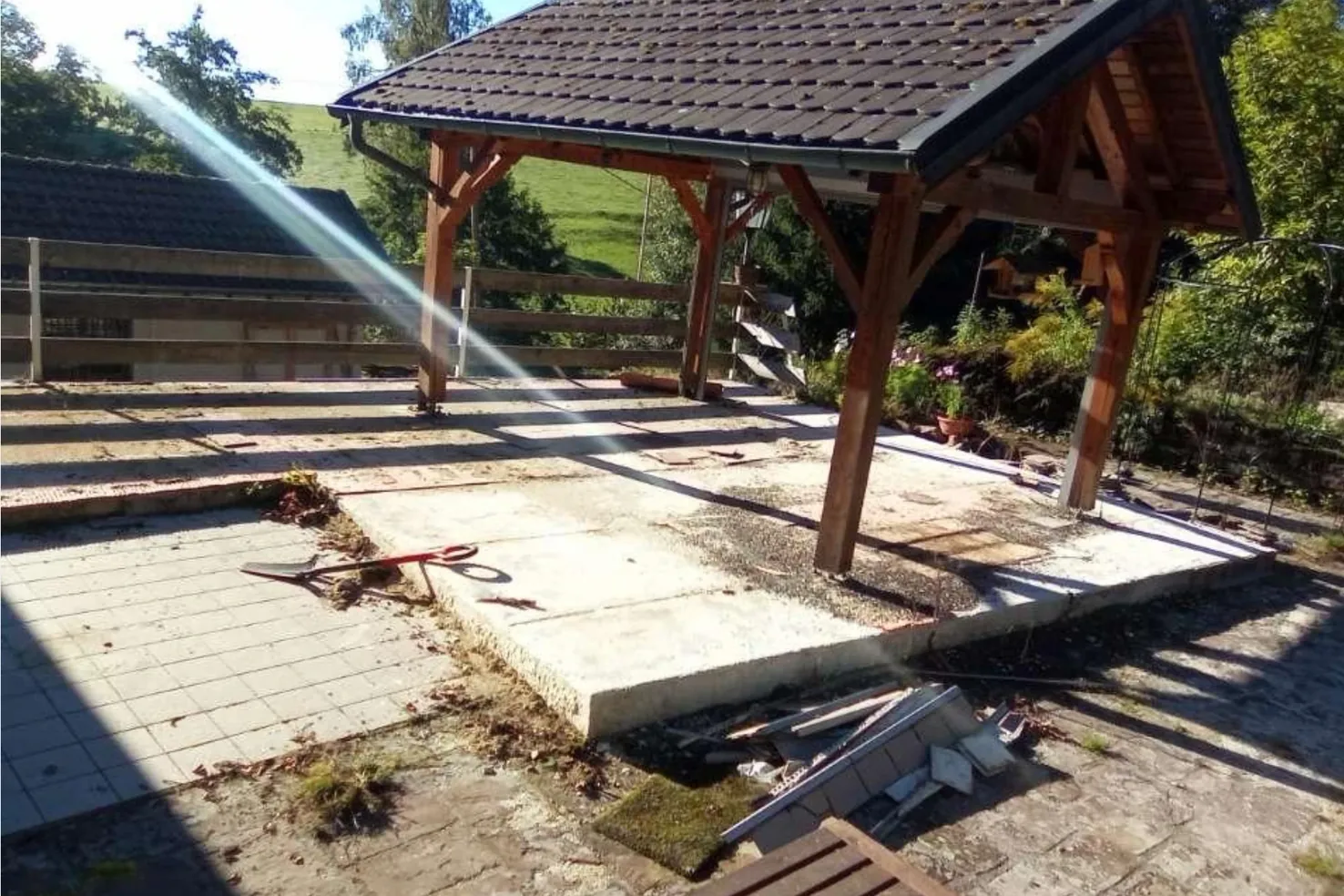 Terrasse et abords avant l’intervention, encombrés de déchets et de végétation